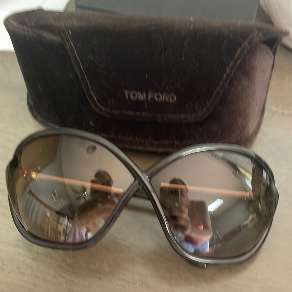 Woman’s Tom Ford classic style Sunglasses. Like new, perfect condition.